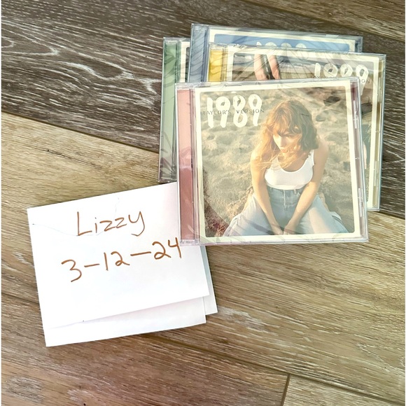 🩷🧡💛💚🩵 ERAS TOUR 🩷🧡💛💚🩵 COLLECTORS BUNDLE! - Picture 3 of 7